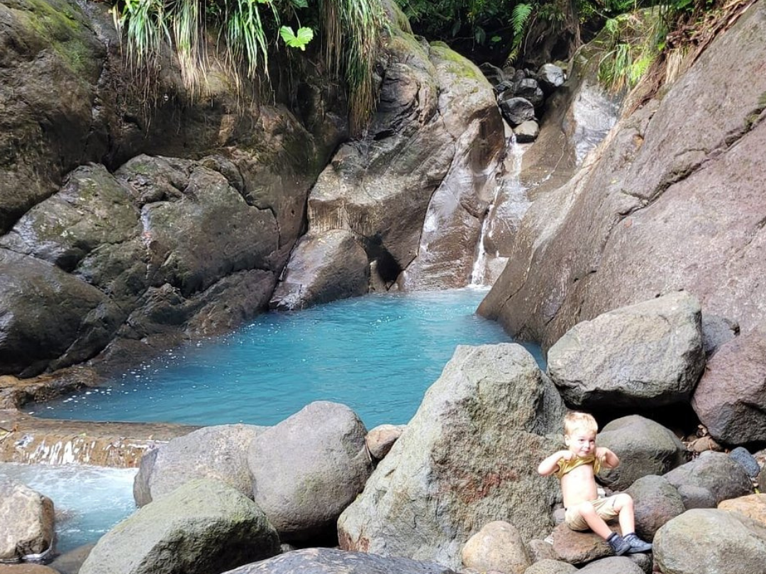 Bassin bleu sur la rivière Le Galion à Gourbeyre