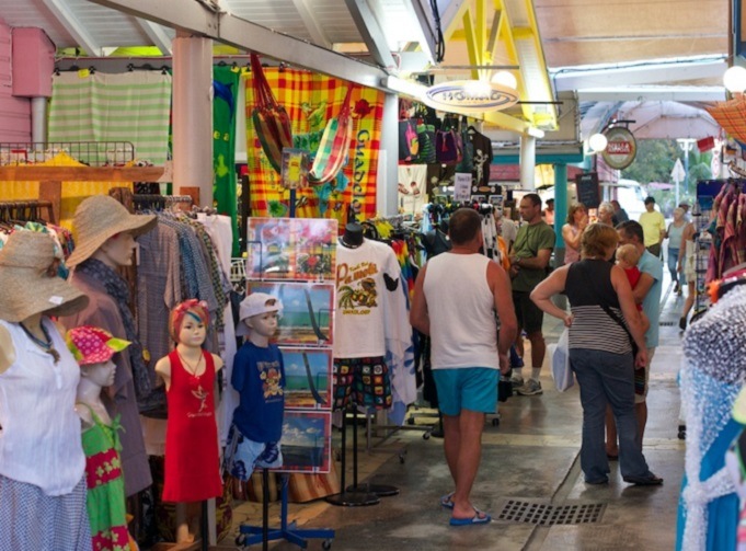 village artisanal de sainte Anne, route de Sainte Anne en Guadeloupe